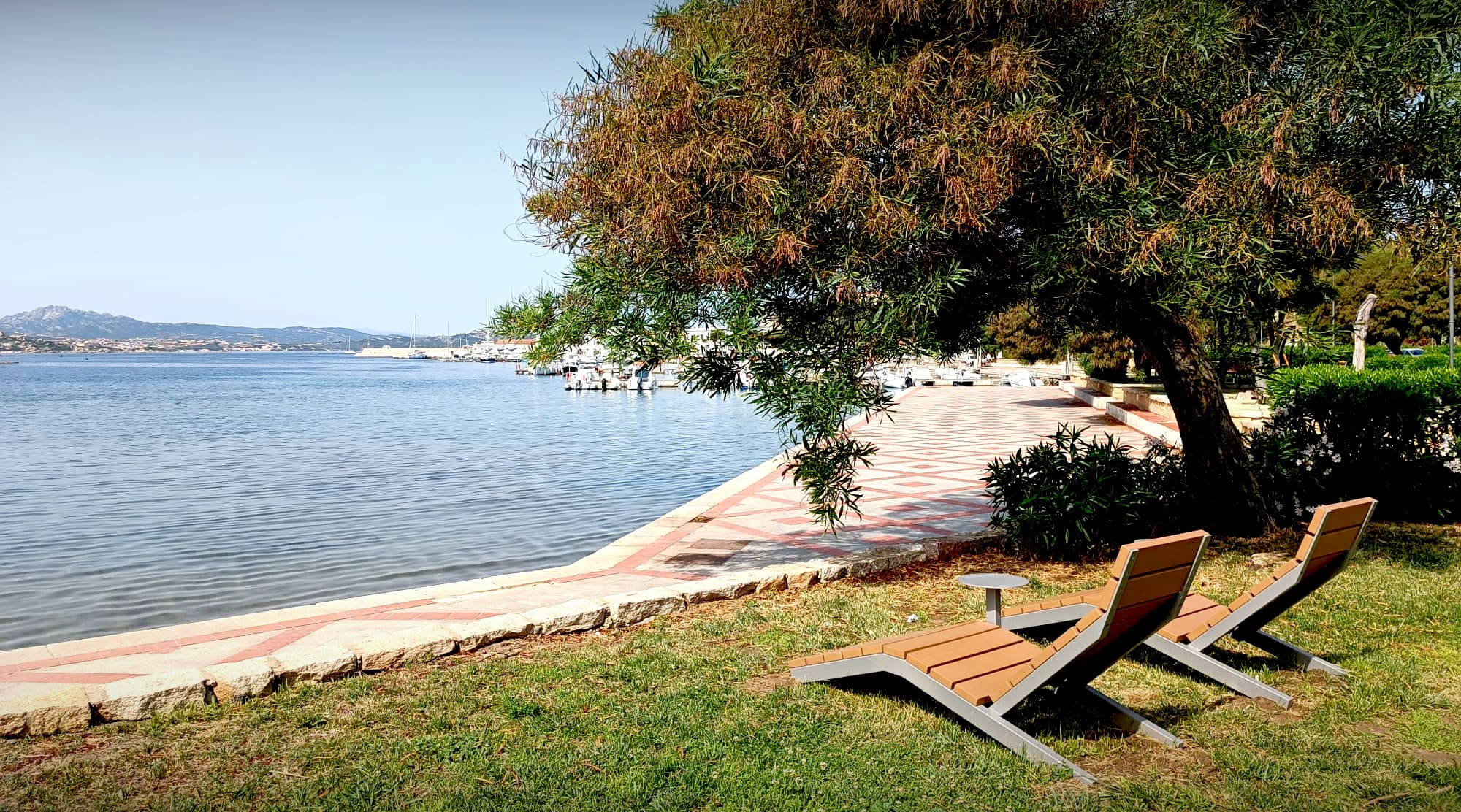 Veduta de La Maddalena con i prodotti Rivage Panchina e Lago Tavolo di Ital-Way