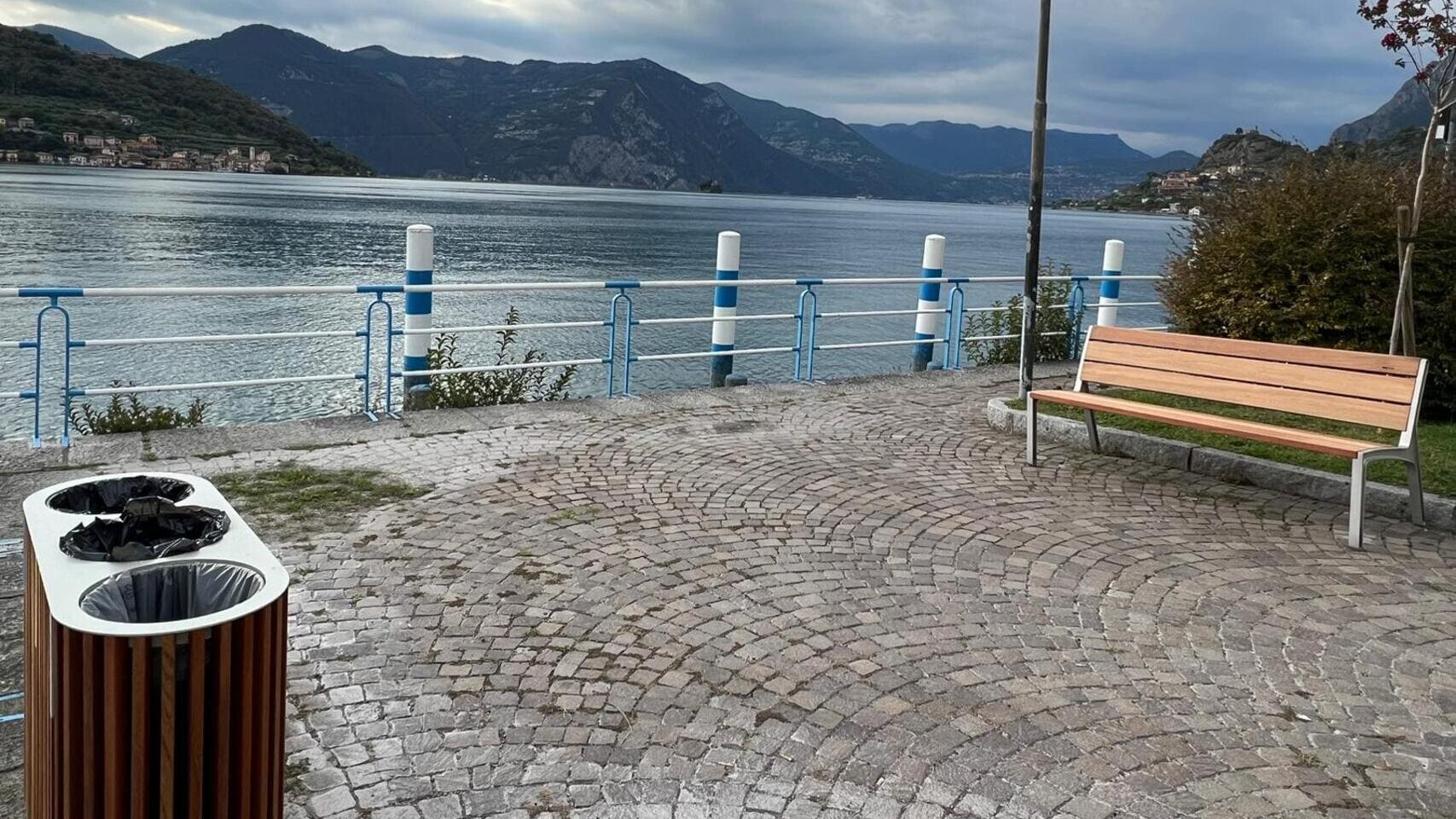 Comune di Sale Marasino sul Lago d'Iseo dettaglio panchine e cestini Ital-Way
